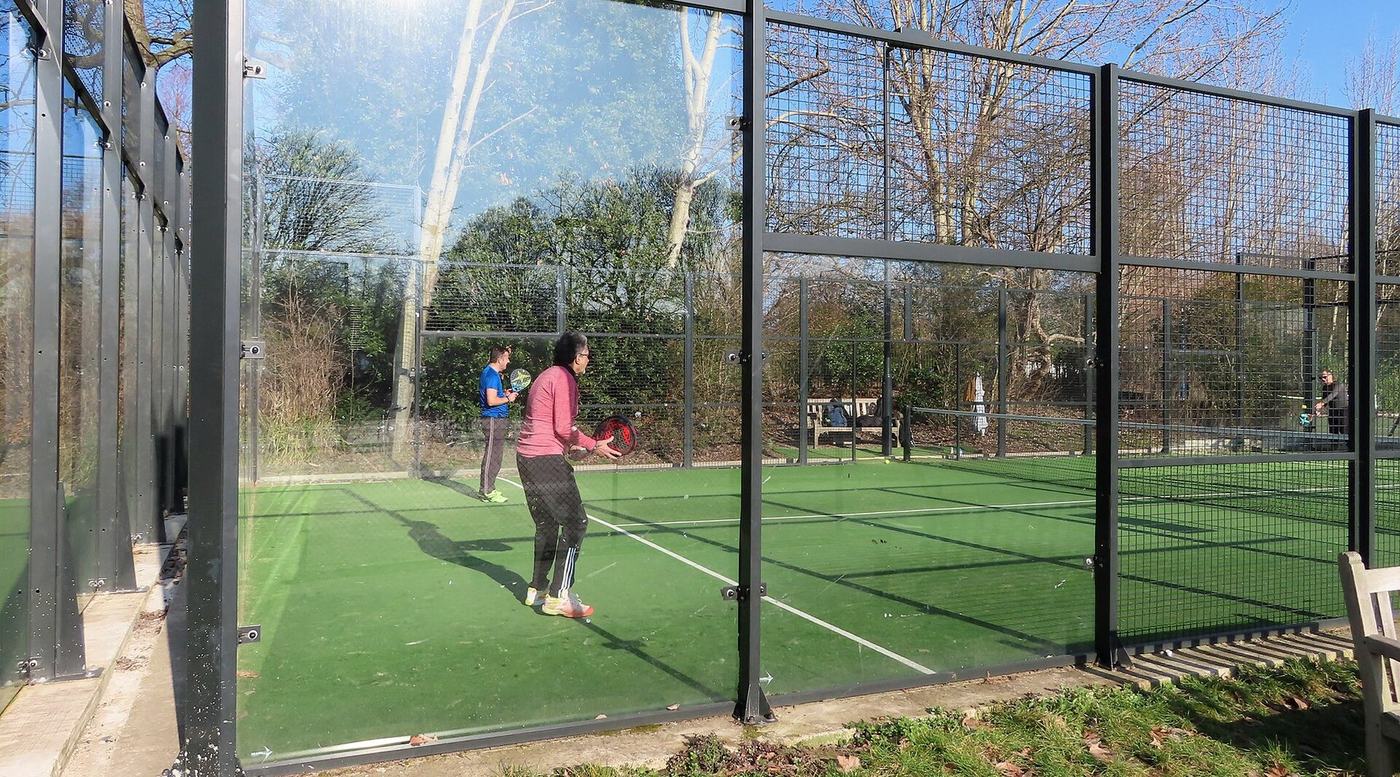 Partido de pádel en el club